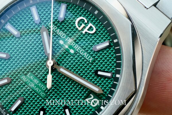 Girard Perrgaux Laureato 42mm Green 81010-11-3153-1CM 