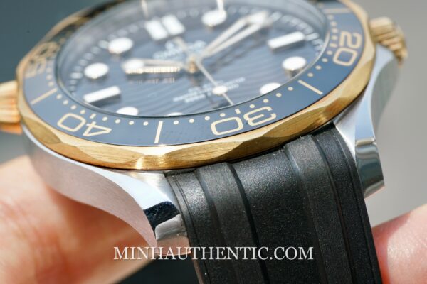Omega Seamaster Diver 300m Yellow gold Steel Rubber 210.22.42.20.01.001